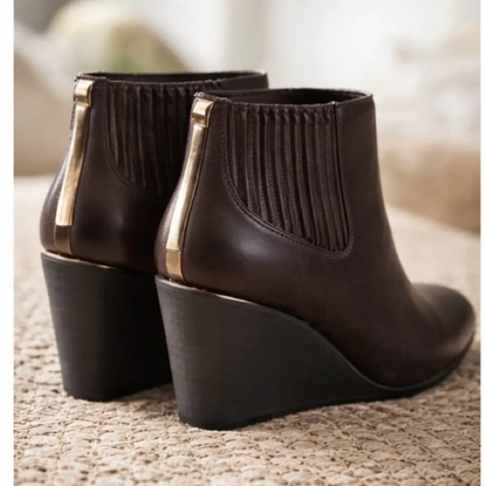 NIB NEW BCBGeneration Jacksin Mocha Wedge Ankle Boots Size 5M